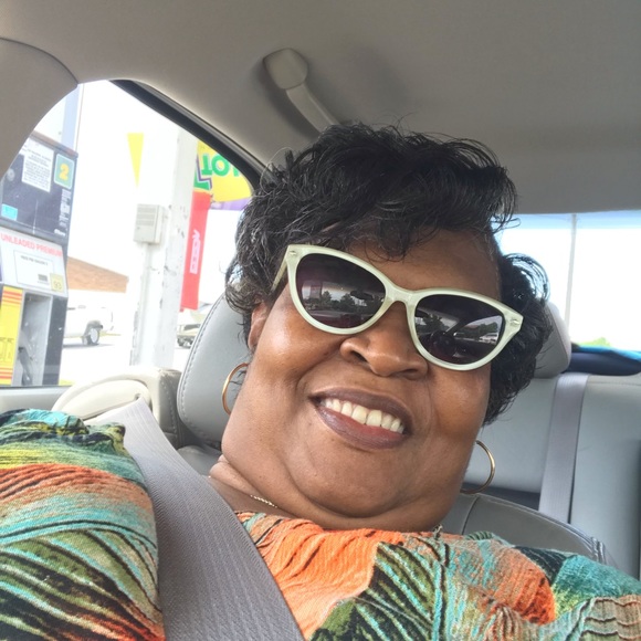 Meet your Posher, Ivera - Picture 3 of 3